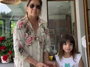 Вижте известните БАБИ, които дундуркат внучета! (СНИМКИ)