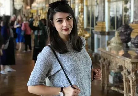 Въпреки тлъстата заплата: Лена пробва евтини дрехи на промоция (Папарашки снимки)