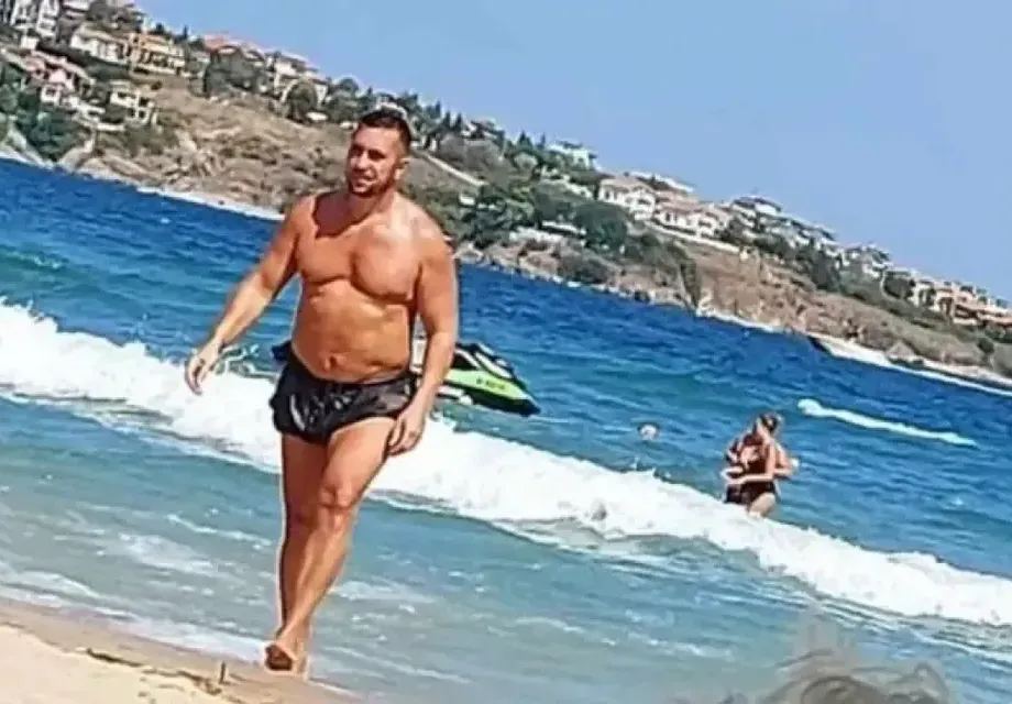 Коцето строи палат на морето