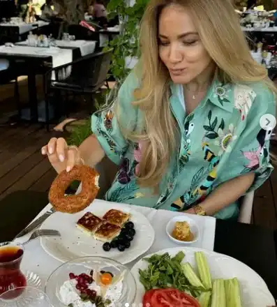 Зейнеб нагъва понички в Турция