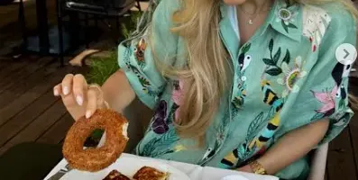 Зейнеб нагъва понички в Турция