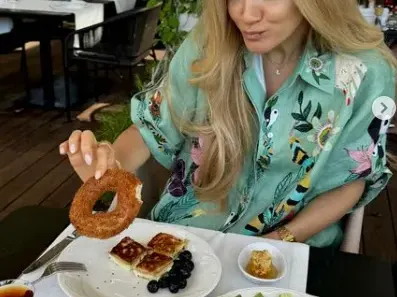 Зейнеб нагъва понички в Турция