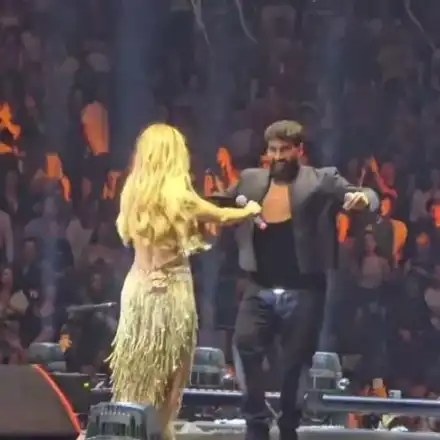 Азис пя пред 25 000 в Белград