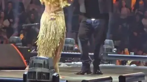 Азис пя пред 25 000 в Белград