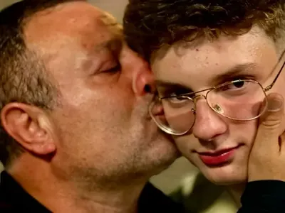 Димитър Рачков ридае, синът му го изостави