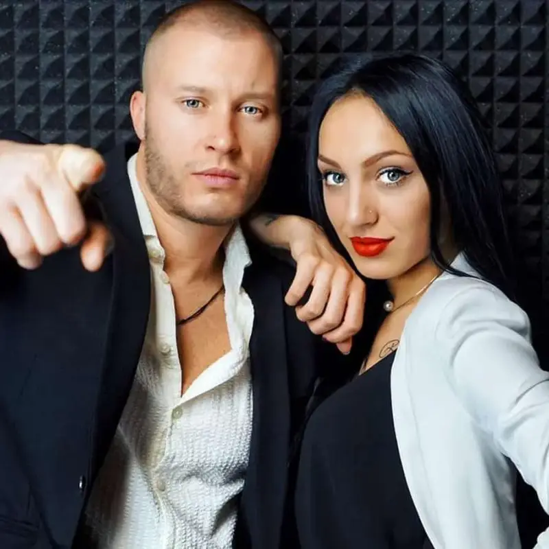 Двойка от „Един за друг“ разпродава старите мебели!