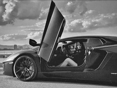 Дъщерята на Куката бръмчи с ламборджини СНИМКИ