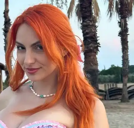 Ергенката с бюст No. 1 си го показа (СНИМКИ)