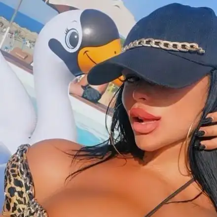 Гадже маже бюста на Ана Мария с кал