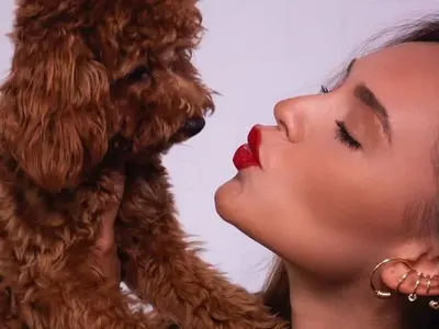 Горещи целувки: Мис България оставя кървави следи по пудела си