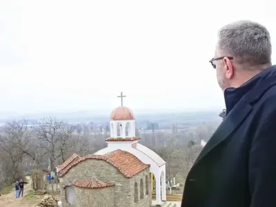 Карбовски вдигна църква