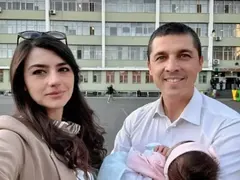 Късметче спи в краката на дъщерята на Лена Бориславова