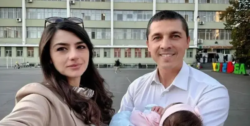 Късметче спи в краката на дъщерята на Лена Бориславова