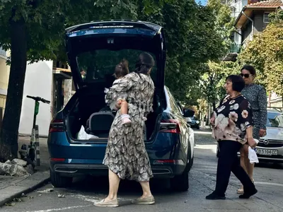 Лена от парапета не покани Кирил Петков на ТАЙНОТО кръщенето на малката Деа (Папарашки снимки)