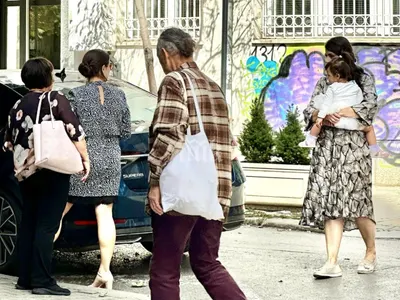 Лена от парапета не покани Кирил Петков на ТАЙНОТО кръщенето на малката Деа (Папарашки снимки)