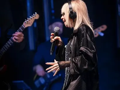 ЛИЛИ брои 50 бона за нови тоалети, които да прикриват паласките й СНИМКИ