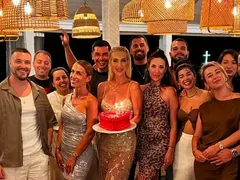 Маги от „Ергенът” с рожден  ден като Тайната вечеря