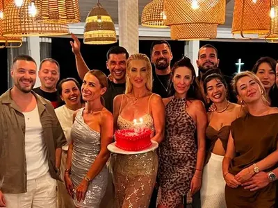 Маги от „Ергенът” с рожден  ден като Тайната вечеря