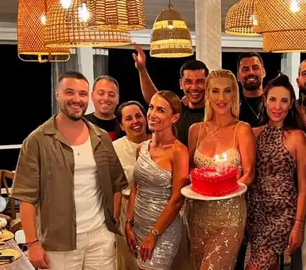 Маги от „Ергенът” с рожден  ден като Тайната вечеря