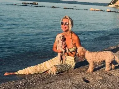 Маги Томова се перчи от Санторини