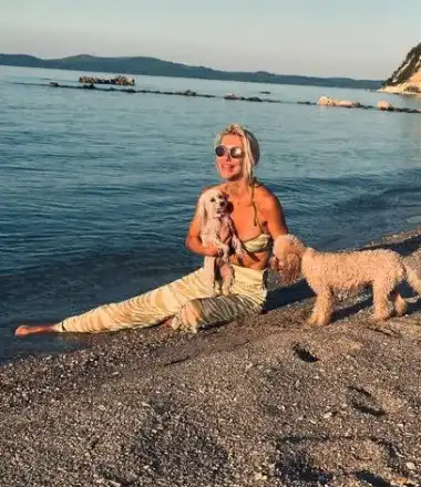 Маги Томова се перчи от Санторини