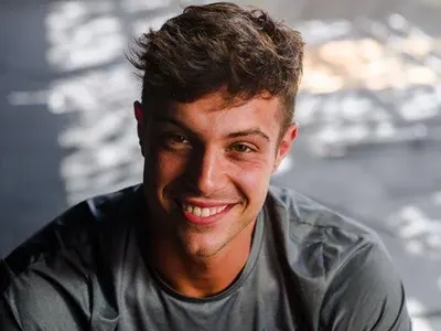 Майката на Филип Буков продава картини на деца в риск