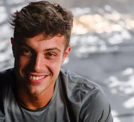 Майката на Филип Буков продава картини на деца в риск