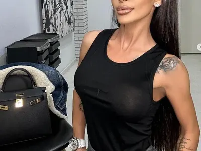 Мара Отварачката се фука със скъпа чанта