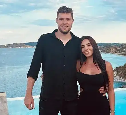 Медиите в Гърция гръмнаха: Везенков се жени за пищната Никол