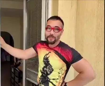 Миро от „Островът”  унищожи училищните  дневници в България