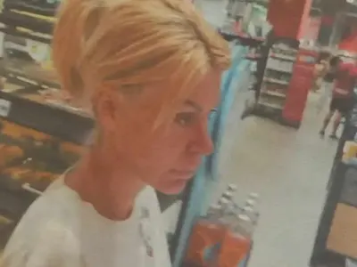 МИЗЕРИЯ:  Гущерови го закъсаха, броят си стотинките за храна на промоция (Папарашки снимки)