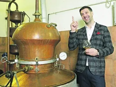 Младен Кръстаич вари новата ракия. Литър от еликсира върви по 60 лева