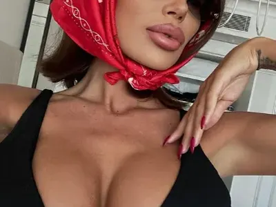 Моника Валериева изумява със забрадка и огромно деколте