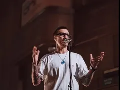 Не пуска чалга? Вижте Dj Marten на четири крака и с изплезен език пред фолкаджийката Андреа (ВИДЕО)