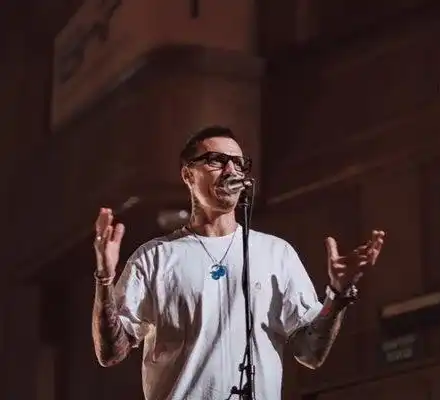 Не пуска чалга? Вижте Dj Marten на четири крака и с изплезен език пред фолкаджийката Андреа (ВИДЕО)