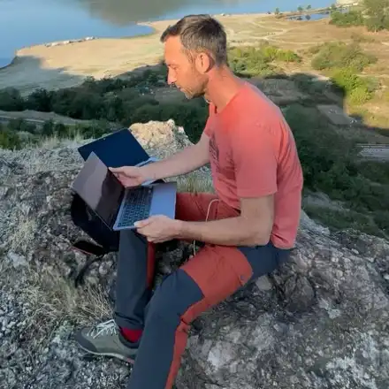 Николай Василковски  си хвана гадже, но не казва дали е мъж или жена