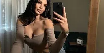 Нова мода сред звездите: Тафкова и Алисия трошат пари с дънки за 18 бона!! (Чантата е само €1000)