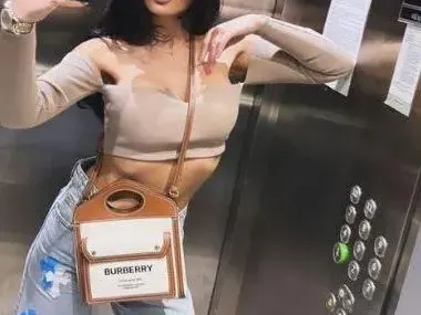 Нова мода сред звездите: Тафкова и Алисия трошат пари с дънки за 18 бона!! (Чантата е само €1000)