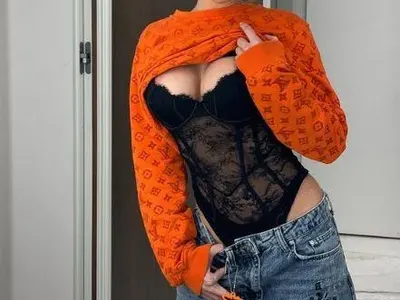 Нова мода сред звездите: Тафкова и Алисия трошат пари с дънки за 18 бона!! (Чантата е само €1000)