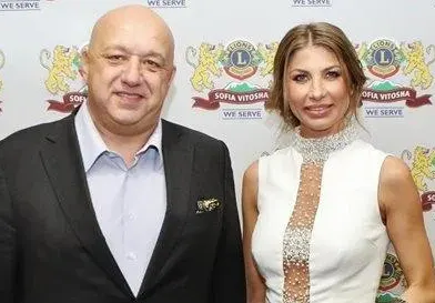 Новата на Красен Кралев пак с парцалки за хиляди евро СНИМКИ