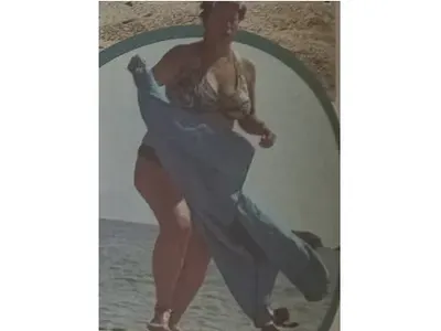 ПОТРЕС: Ева Тепавичарова с шкембе до коленете (СНИМКИ)