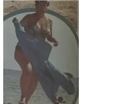 ПОТРЕС: Ева Тепавичарова с шкембе до коленете (СНИМКИ)