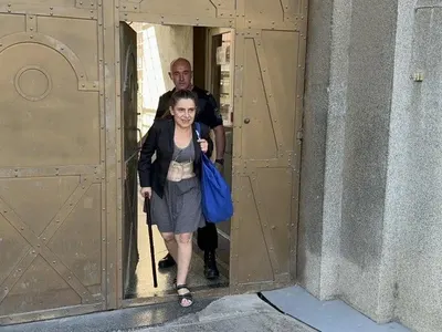 Предсрочно пуснатата  от затвора Биляна Петрова  пое грижите за бебето на Десислава Иванчева