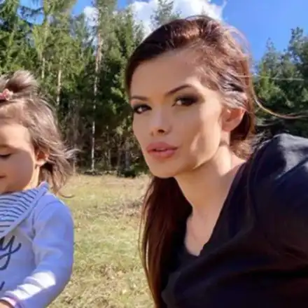 Преслава разигравана от щерка си