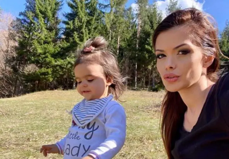 Преслава разигравана от щерка си