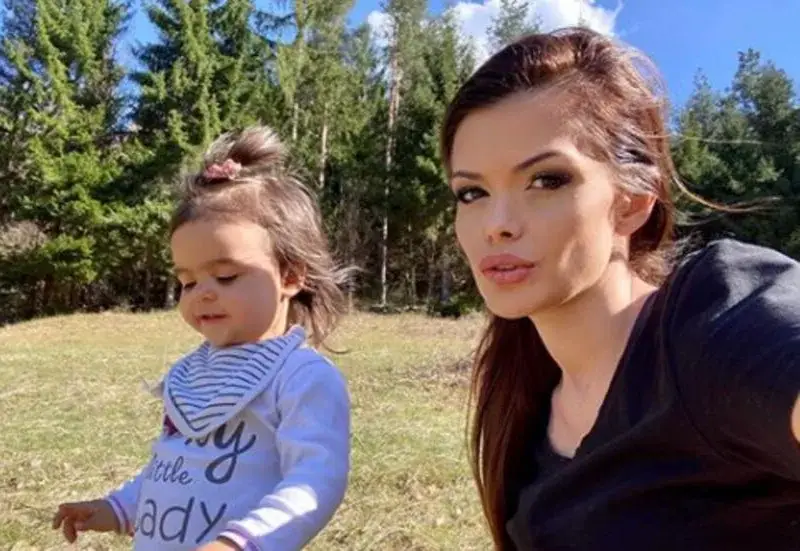 Преслава разигравана от щерка си