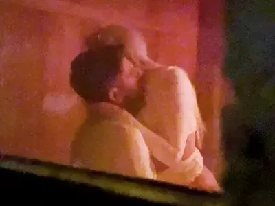 Разврат в онлайн предаване: Блондинката Теа го направи пред камерите СНИМКИ