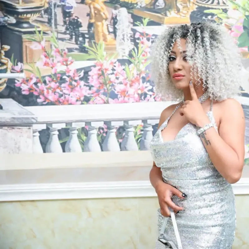 Роксана смени визията – получи страстни целувки