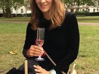 Тризначките Вяра и Надежда с ЧРД като просякини в Лондон, сестра им Любов в изискан ресторант СНИМКИ