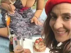 Тризначките Вяра и Надежда с ЧРД като просякини в Лондон, сестра им Любов в изискан ресторант СНИМКИ